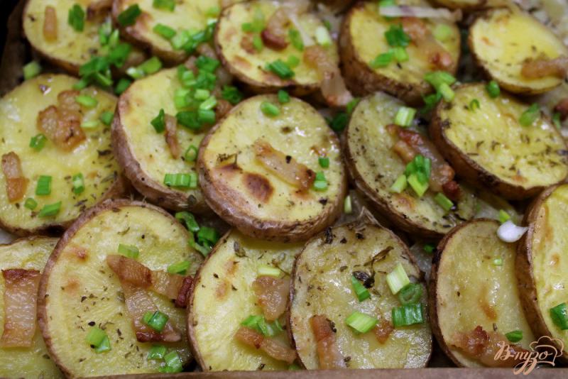 Фото приготовление рецепта: Картошка запеченная с капустой и салом шаг №6