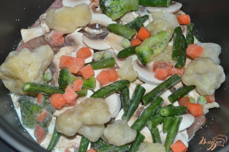 Фото приготовление рецепта: Свинина с грибами и овощами тушеная в мультиварке шаг №6