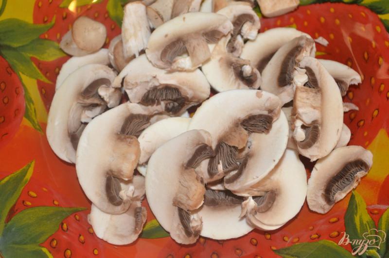 Фото приготовление рецепта: Пельменная запеканка с грибами в мультиварке шаг №1