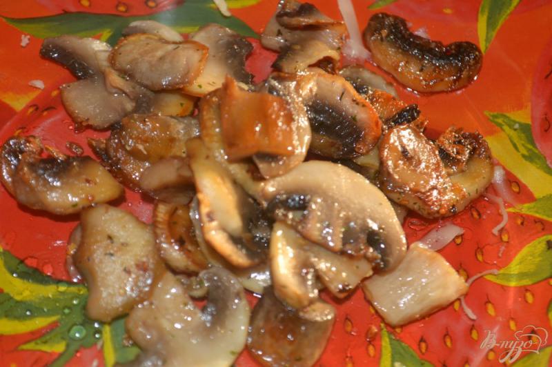Фото приготовление рецепта: Пельменная запеканка с грибами в мультиварке шаг №3