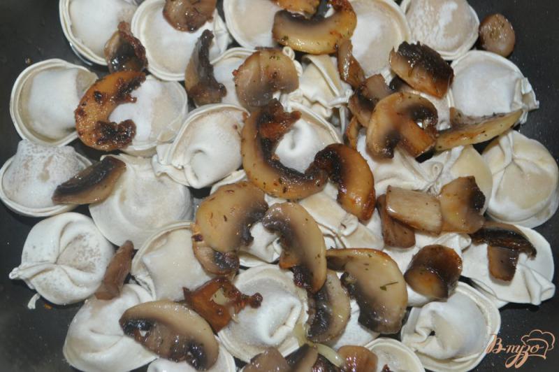Фото приготовление рецепта: Пельменная запеканка с грибами в мультиварке шаг №5