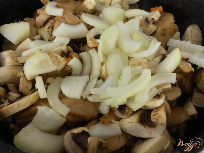 Фото приготовление рецепта: Курица, тушеная на сковороде с грибами шаг №5