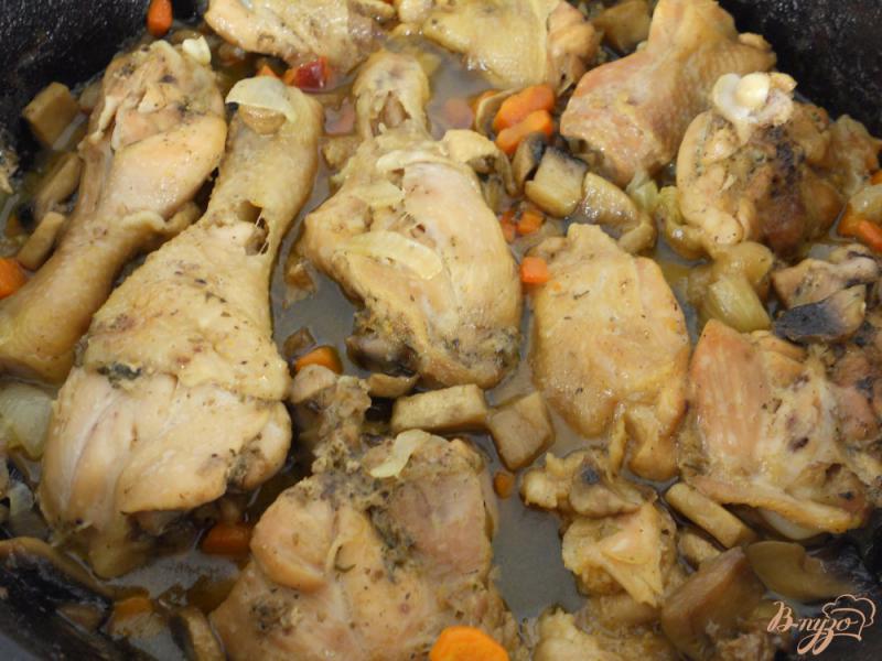 Фото приготовление рецепта: Курица, тушеная на сковороде с грибами шаг №6