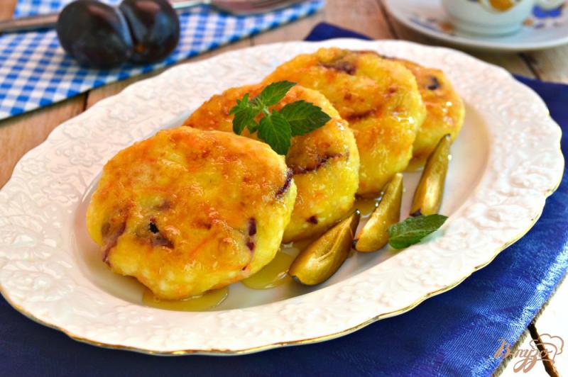 Фото приготовление рецепта: Творожные сырники с тыквой и сливами шаг №6