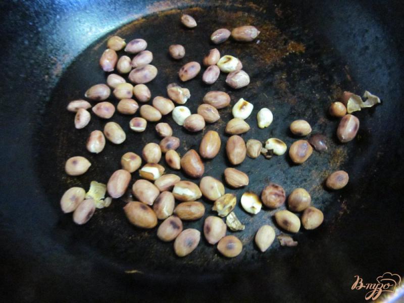 Фото приготовление рецепта: Салат из фасоли с арахисом шаг №3