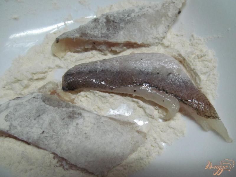 Фото приготовление рецепта: Жареный хек под грибным соусом шаг №1