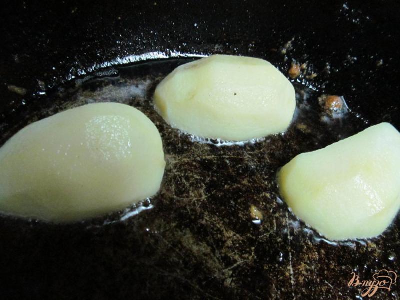 Фото приготовление рецепта: Жареный хек под грибным соусом шаг №3