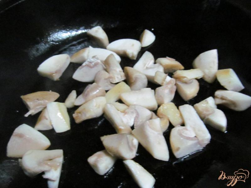 Фото приготовление рецепта: Жареный хек под грибным соусом шаг №4
