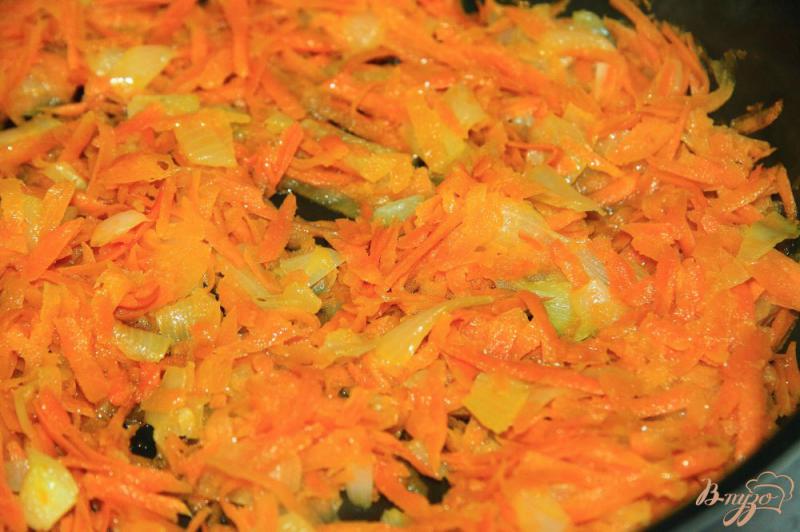 Фото приготовление рецепта: Паштет из куриной печени с луком и морковью шаг №2
