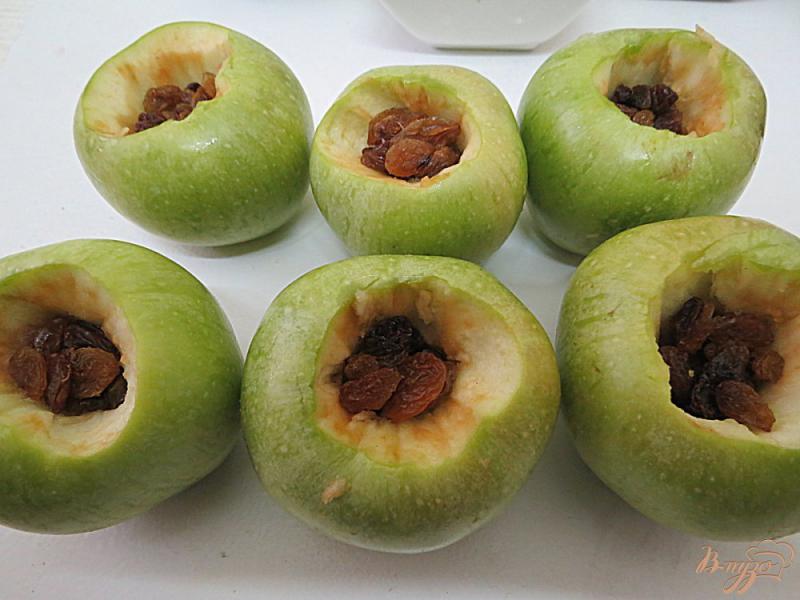 Фото приготовление рецепта: Яблоки запеченные с изюмом и смородиной шаг №3