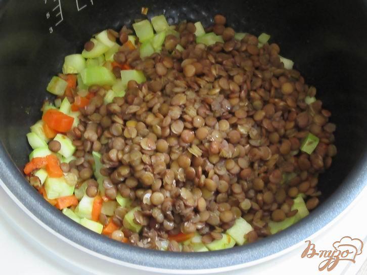 Фото приготовление рецепта: Овощное рагу с чечевицей и базиликом шаг №4
