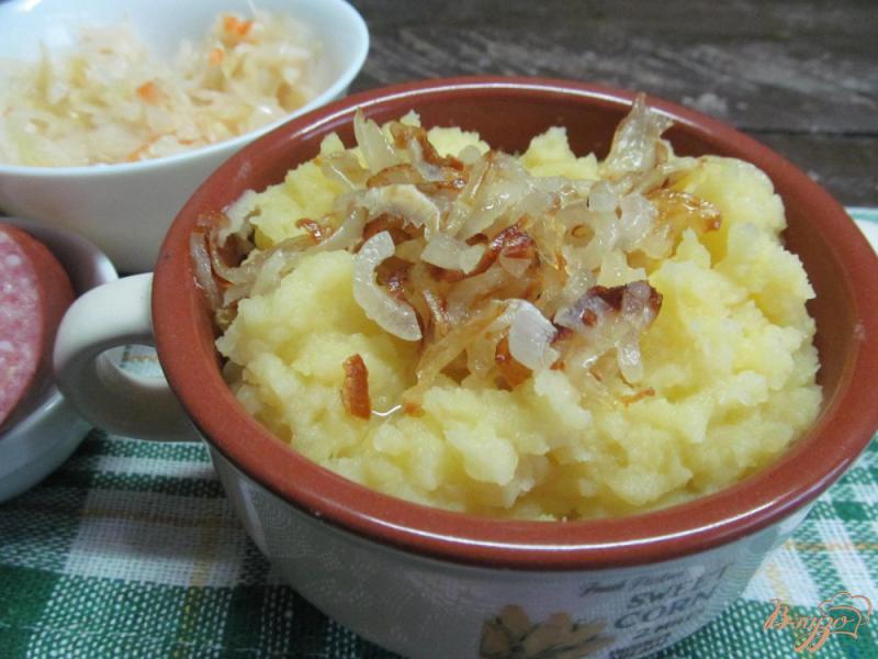Фото приготовление рецепта: Картофельное пюре с карамелизированным луком шаг №4