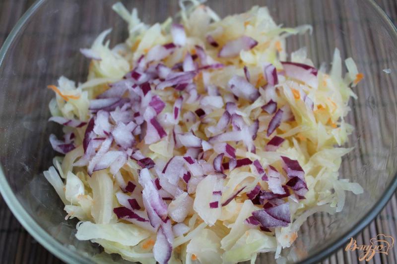 Фото приготовление рецепта: Салат из квашенной капусты и грибов шаг №2