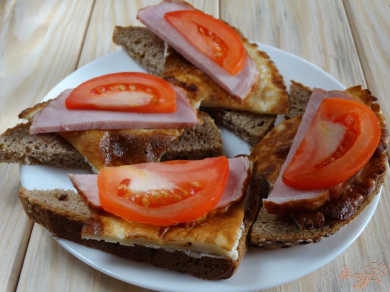 Фото приготовление рецепта: Бутерброды с ветчиной и омлетом шаг №5