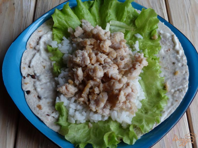 Фото приготовление рецепта: Бурито с рисом и курицей шаг №5