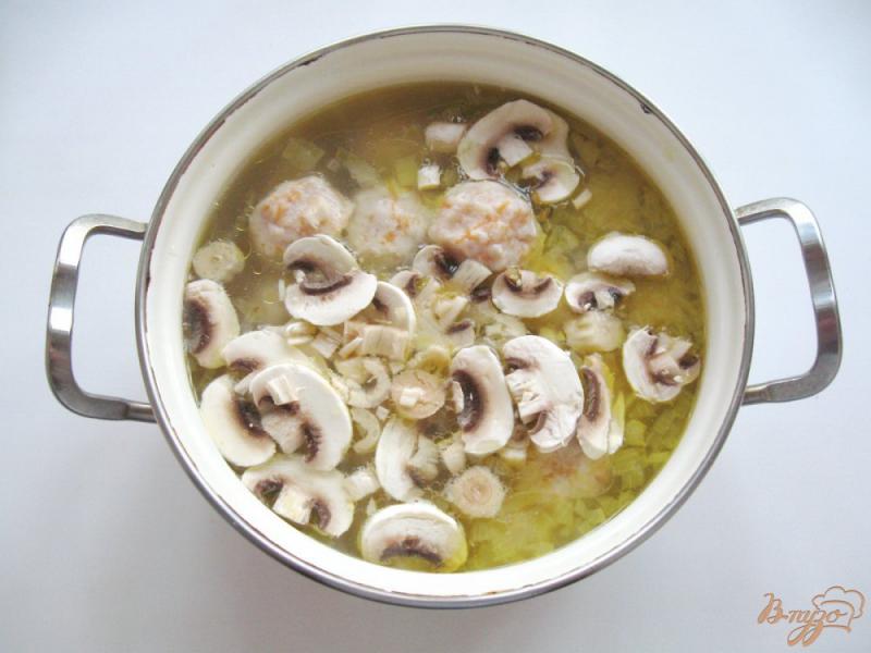 Фото приготовление рецепта: Суп с фрикадельками из тыквы и курицы шаг №6