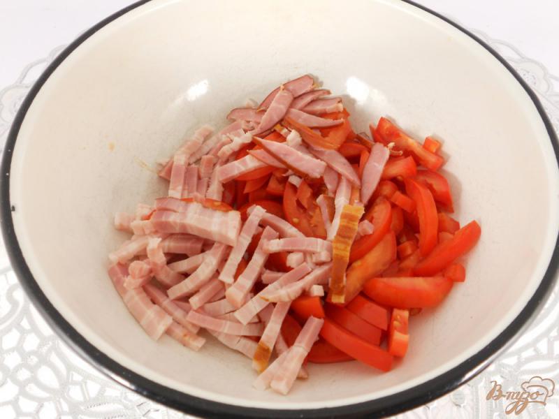 Фото приготовление рецепта: Салат из помидоров с варено-копченой грудинкой, сыром и сухариками шаг №1