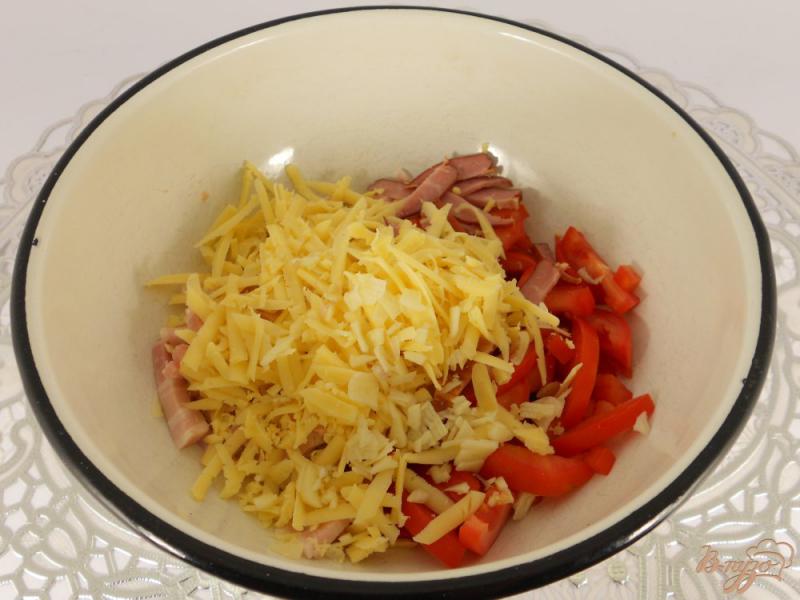 Фото приготовление рецепта: Салат из помидоров с варено-копченой грудинкой, сыром и сухариками шаг №2