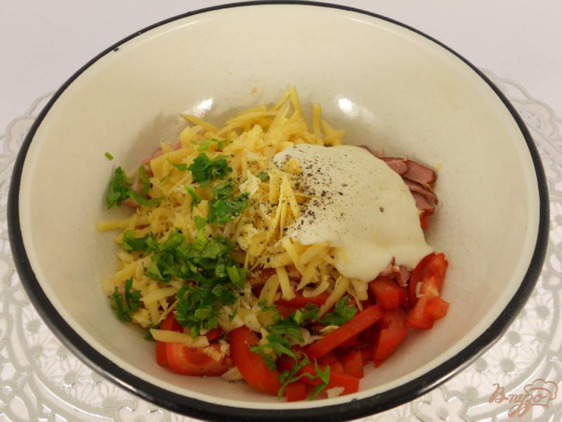 Фото приготовление рецепта: Салат из помидоров с варено-копченой грудинкой, сыром и сухариками шаг №3