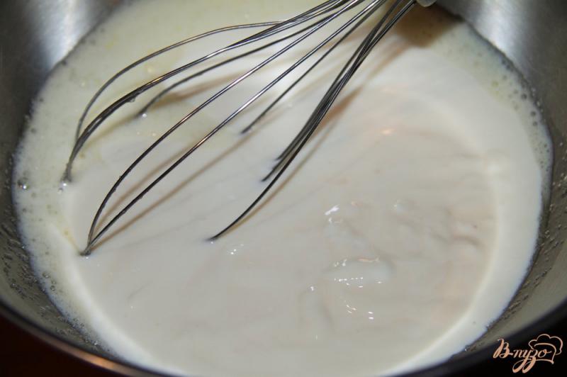 Фото приготовление рецепта: Пышные оладьи на фруктовом йогурте шаг №2