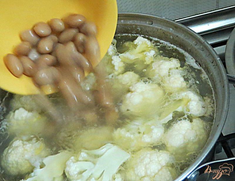 Фото приготовление рецепта: Суп с опятами и цветной капустой шаг №7