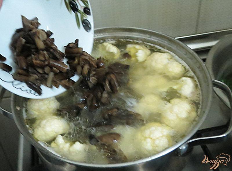Фото приготовление рецепта: Суп с опятами и цветной капустой шаг №8