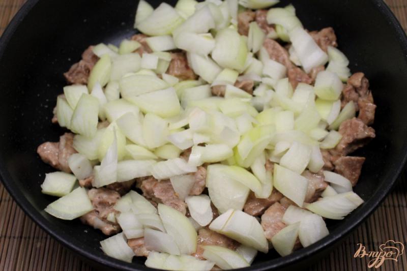 Фото приготовление рецепта: Баклажаны со свининой, тушенные в томате. шаг №3