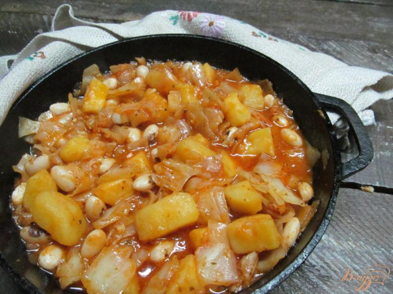 Фото приготовление рецепта: Тушеная капуста с картофелем и фасолью шаг №6