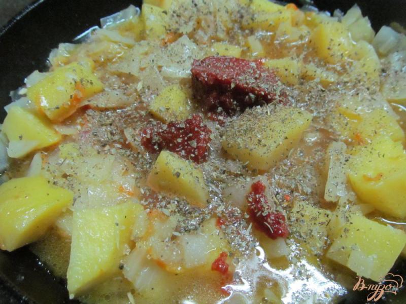 Фото приготовление рецепта: Тушеная капуста с картофелем и фасолью шаг №4