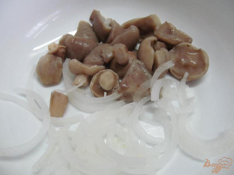 Фото приготовление рецепта: Салат из квашеной капусты с маринованными грибами шаг №1