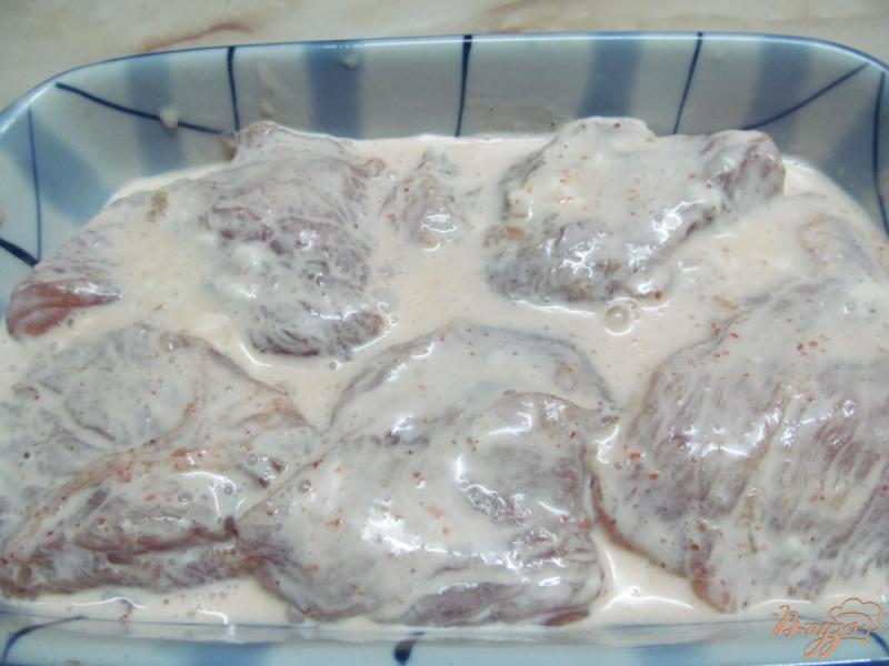 Фото приготовление рецепта: Запеченная свинина в сметанном соусе шаг №3