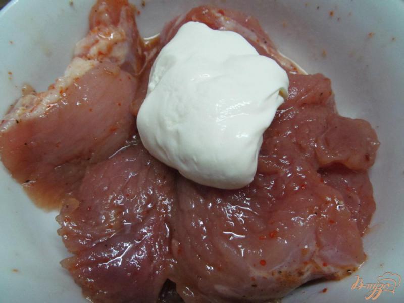 Фото приготовление рецепта: Запеченная свинина в сметанном соусе шаг №2