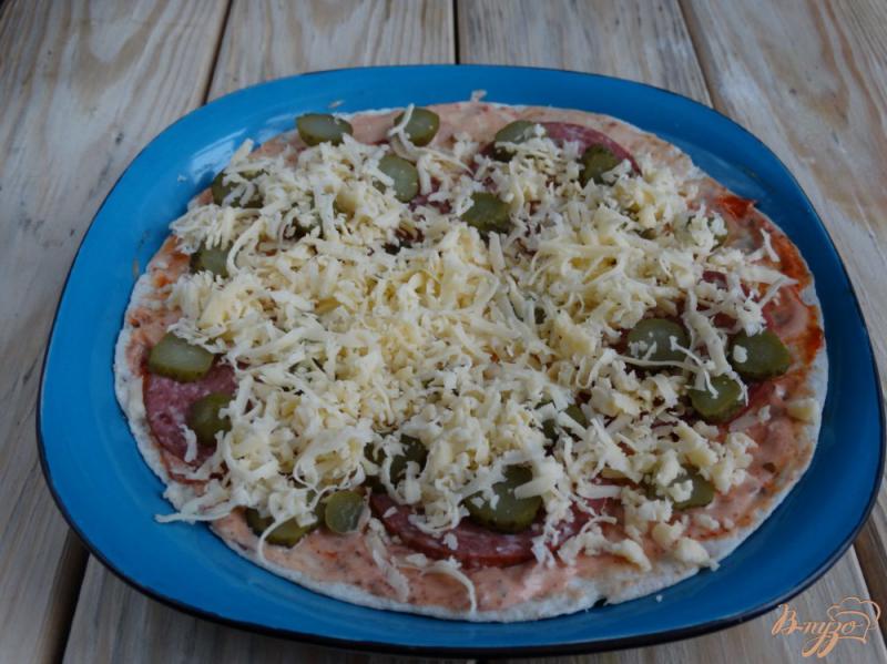 Фото приготовление рецепта: Пицца с сервелатом на тортильи шаг №5