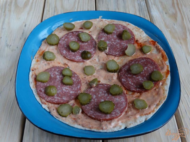 Фото приготовление рецепта: Пицца с сервелатом на тортильи шаг №4