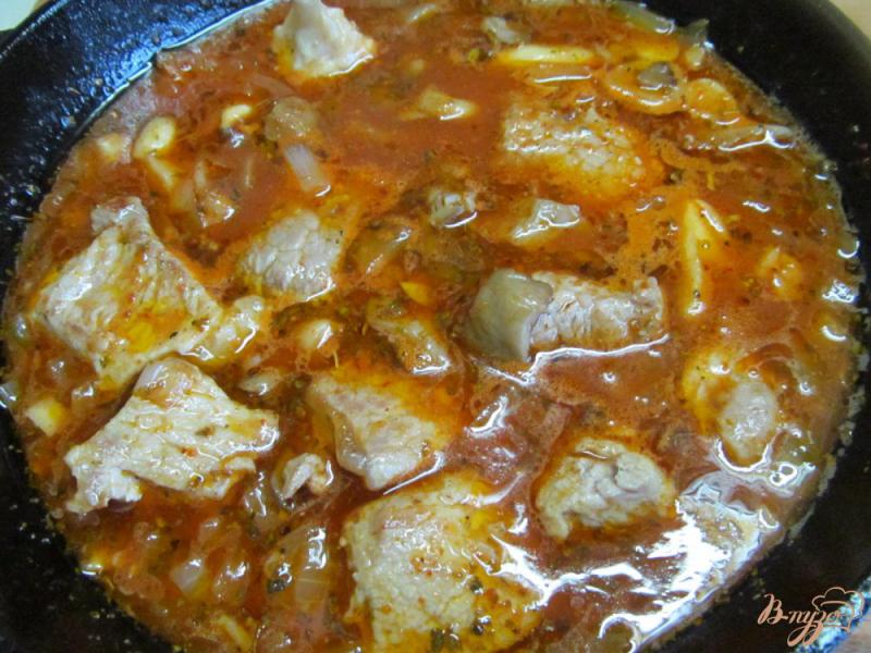 Фото приготовление рецепта: Свинина с вешенками в соусе из паприки со сметаной шаг №7
