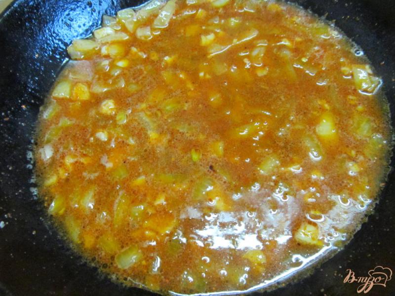 Фото приготовление рецепта: Свинина с вешенками в соусе из паприки со сметаной шаг №5