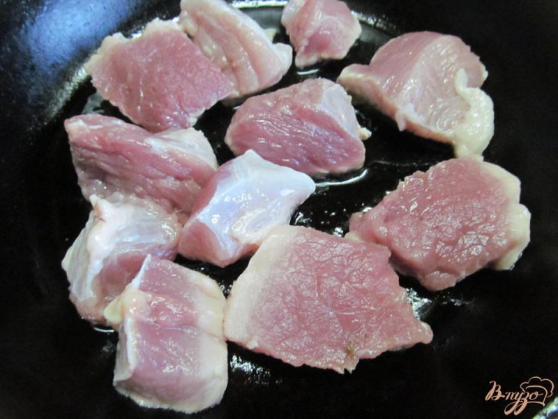 Фото приготовление рецепта: Свинина с вешенками в соусе из паприки со сметаной шаг №1