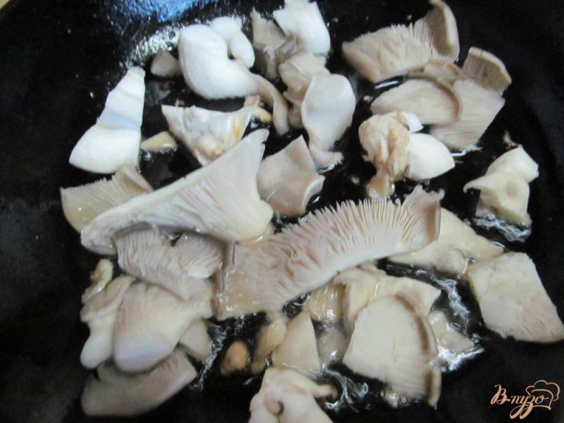 Фото приготовление рецепта: Свинина с вешенками в соусе из паприки со сметаной шаг №3