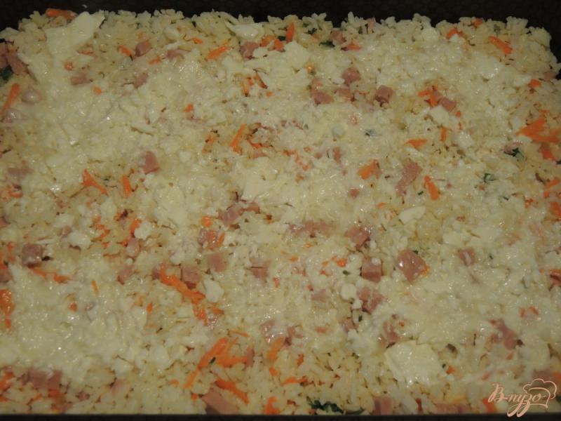 Фото приготовление рецепта: Рисовая запеканка с ветчиной и сыром шаг №6