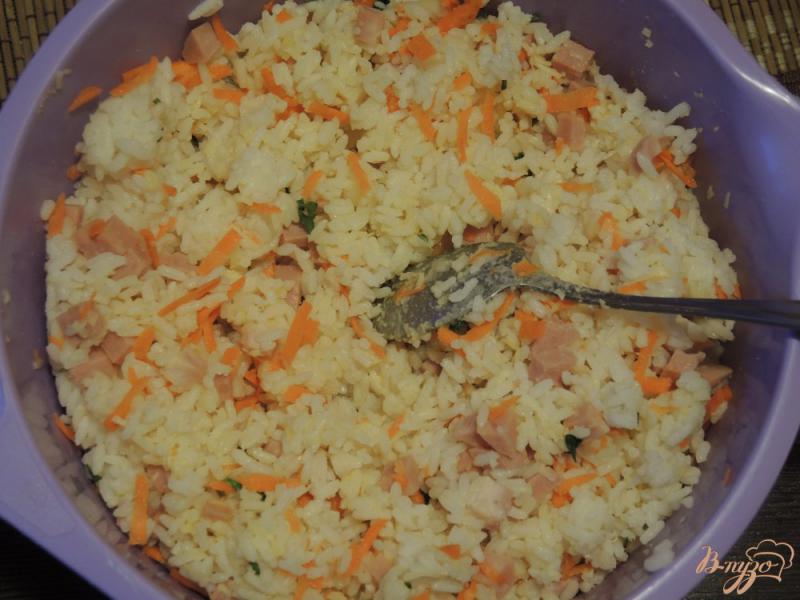 Фото приготовление рецепта: Рисовая запеканка с ветчиной и сыром шаг №5