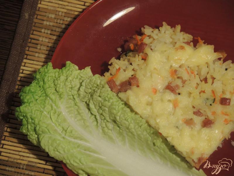 Фото приготовление рецепта: Рисовая запеканка с ветчиной и сыром шаг №7