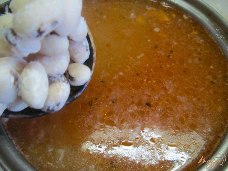 Фото приготовление рецепта: Томатный суп с рисом и фасолью шаг №4