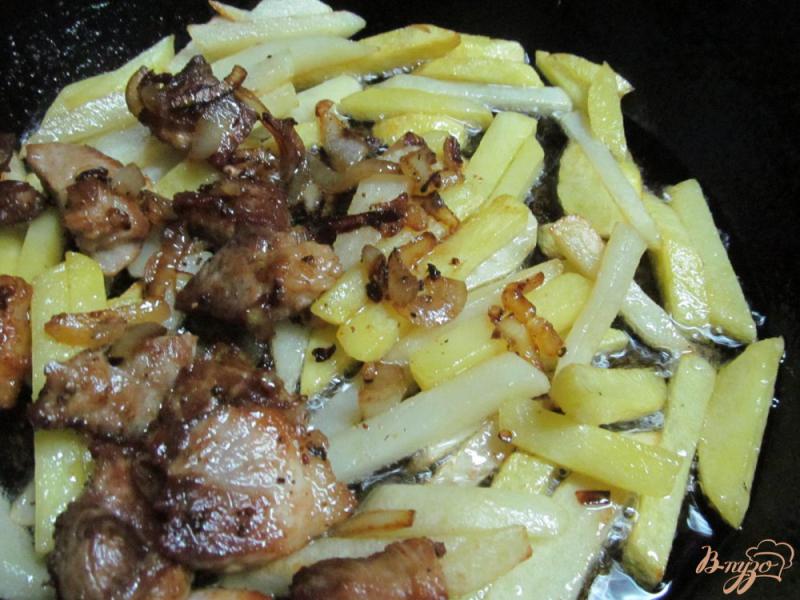 Фото приготовление рецепта: Свинина с картофелем шаг №5