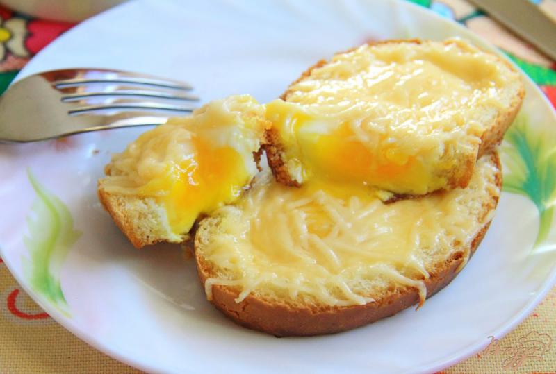 Фото приготовление рецепта: Быстрый завтрак «Яйцо в батоне» шаг №6