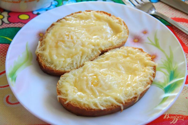 Фото приготовление рецепта: Быстрый завтрак «Яйцо в батоне» шаг №5