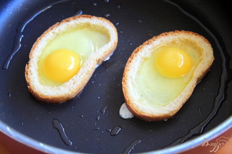 Фото приготовление рецепта: Быстрый завтрак «Яйцо в батоне» шаг №3