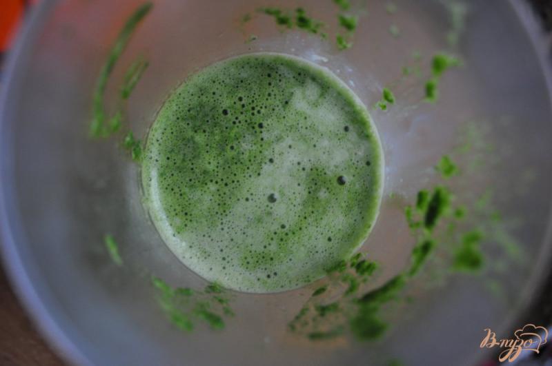 Фото приготовление рецепта: Зеленые блинчики со шпинатом шаг №2