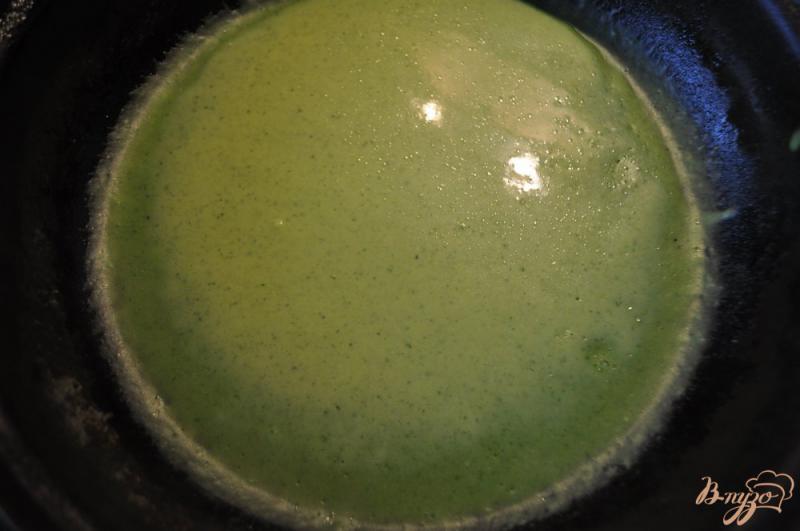 Фото приготовление рецепта: Зеленые блинчики со шпинатом шаг №4