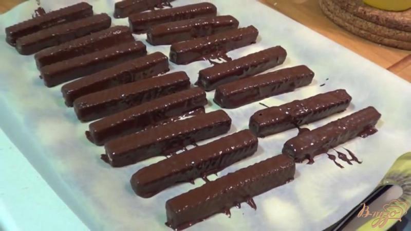 Фото приготовление рецепта: Шоколадный батончик Kitkat (Киткат) шаг №4