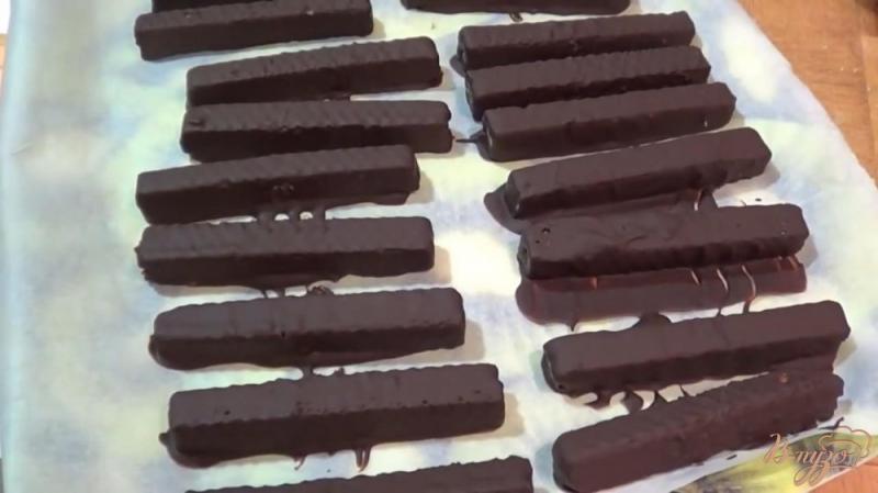 Фото приготовление рецепта: Шоколадный батончик Kitkat (Киткат) шаг №5